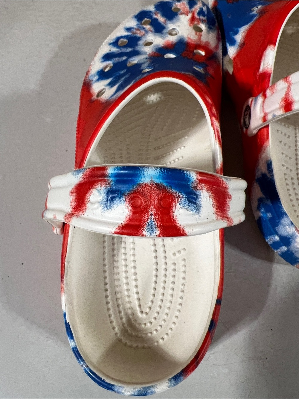 CROCS Tie-Dye Classic Clog in Red White Blue M10/W12 - Picture 16 of 16